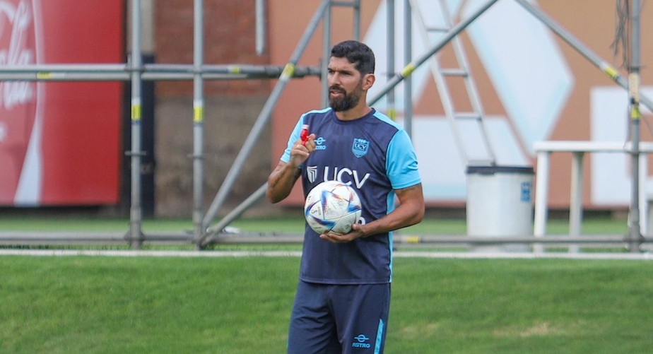 Loco Abreu é o técnico do César Vallejo, time que disputará a Sul-Americana de 2023