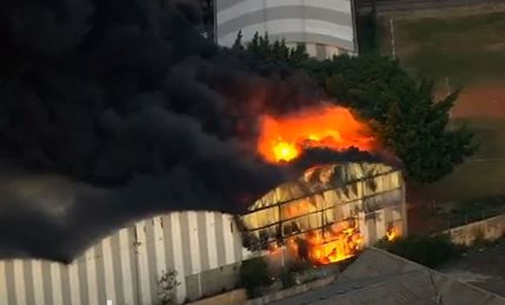 Incêndio atinge barracões de escola de samba na Zona Norte de SP — Foto: Reprodução/TV Globo
