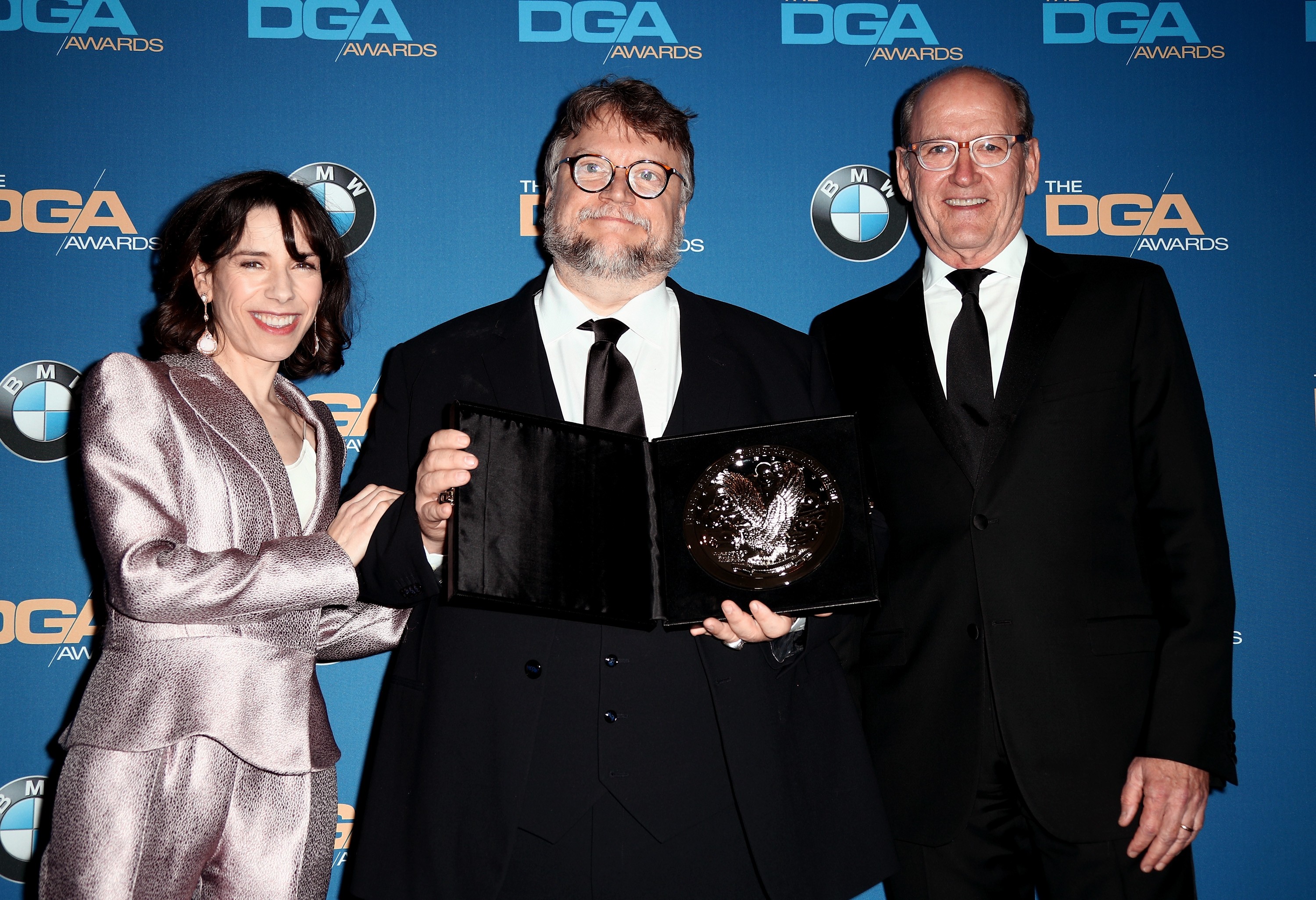 Guillermo Del Toro entre os atores de A Forma da Água Richard Jenkins e Sally Hawkins (Foto: Getty Images)