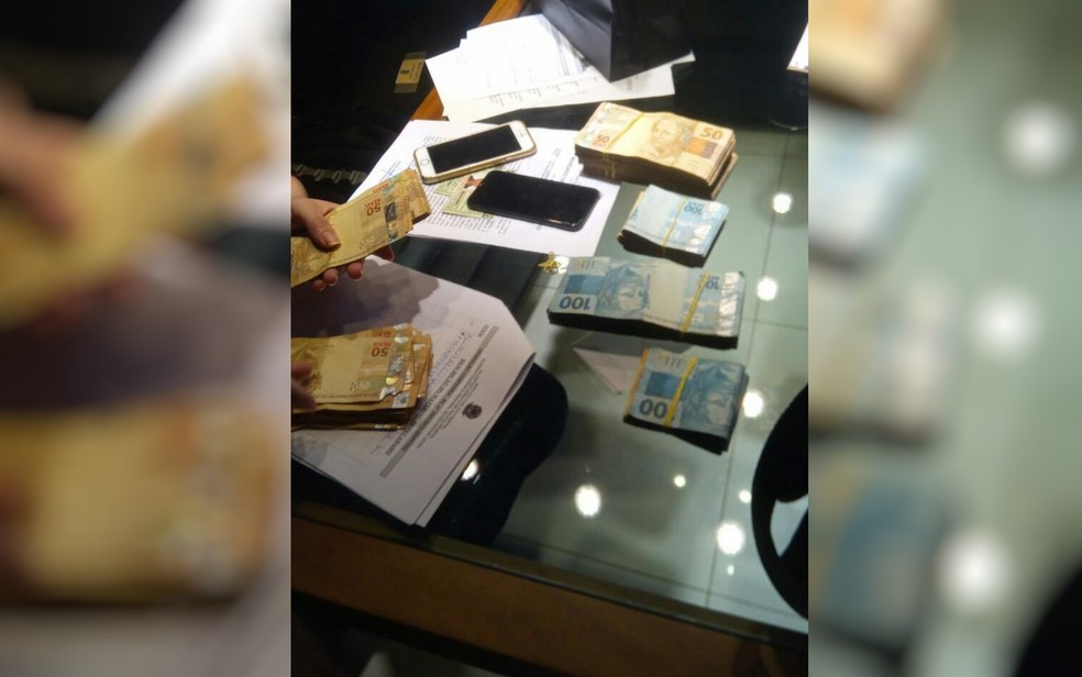 Quantia em dinheiro e celulares foram apreendidos durante a operaÃ§Ã£o â Foto: PF/DivulgaÃ§Ã£o