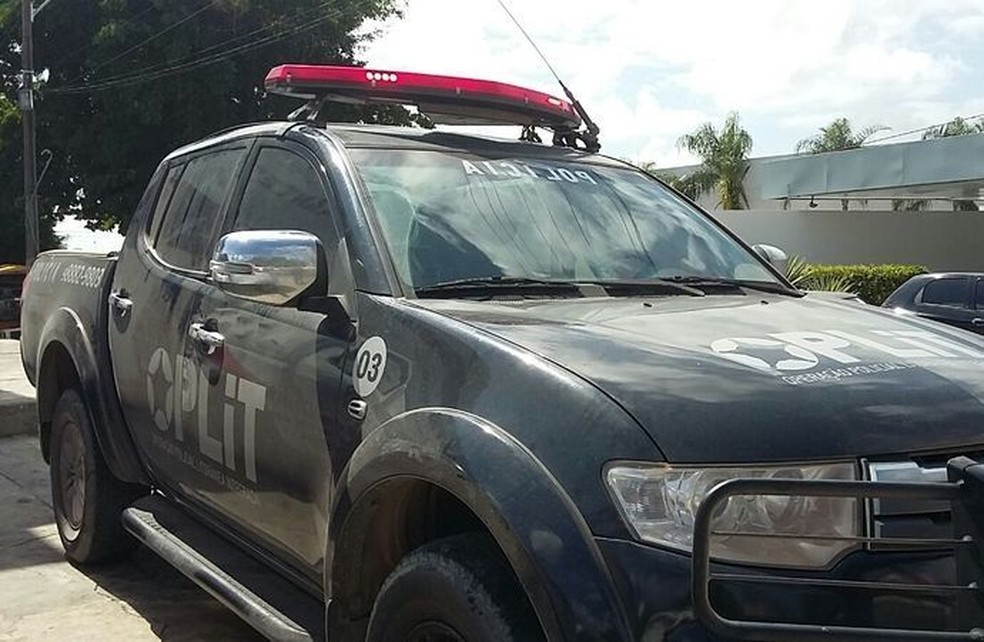 Policiais da Oplit prendem homem que tentava dar calote em bar na Ponta Verde — Foto: Ascom/ PC-AL