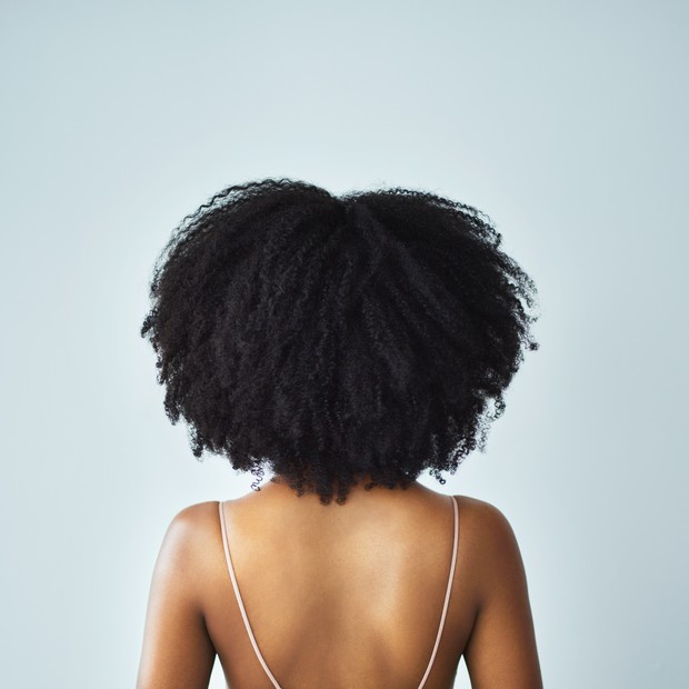 Rearview studio shot of a young woman with curly hair (Foto: Getty Images)