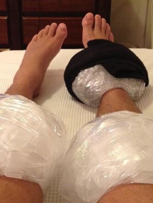 Everton Ribeiro, do Coritiba, postou foto do tratamento com gelo (Foto: Arquivo pessoal)