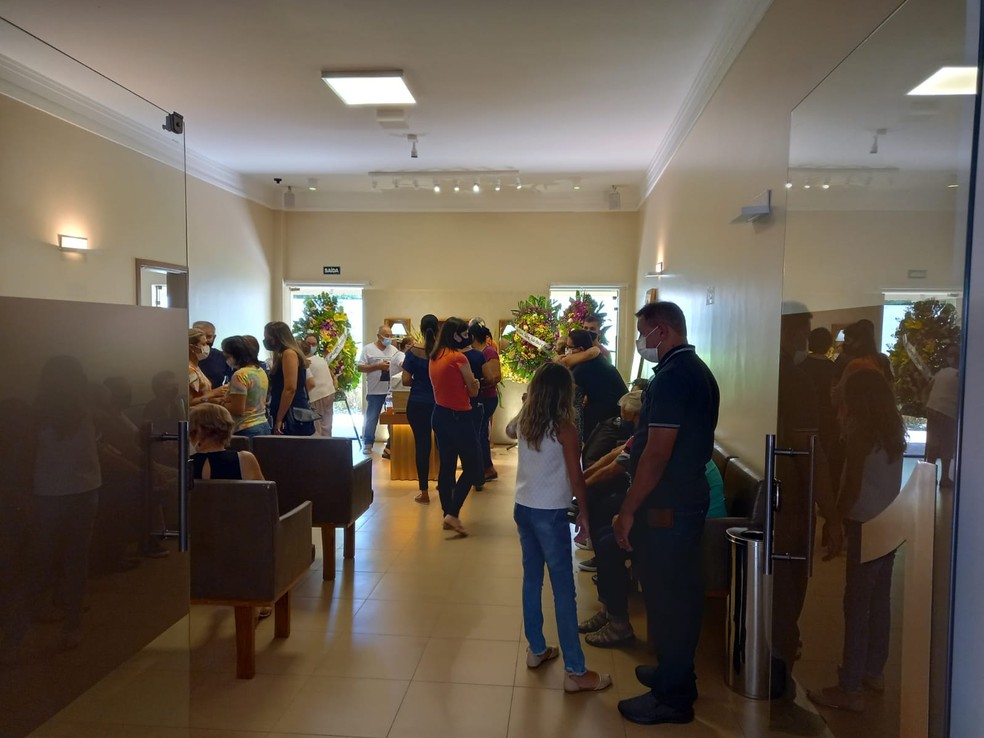 Corpo de brasileiro que morreu na Inglaterra é velado e sepultado em Dracena (SP) — Foto: Mariane Santos/TV Fronteira 