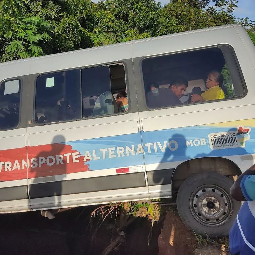 Van sai da pista e vai parar em cima de cratera no acostamento da BR-135 — Foto: Divulgação/Redes sociais