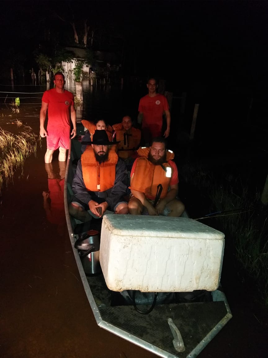 Família acampada às margens de rio é resgatado por bombeiros após enchente em MT
