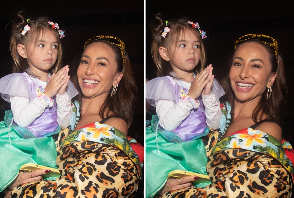 Sabrina Sato e a filha, Zoe, assistem ao musical de A Pequena Sereia (Foto: Patricia Devoraes/Brazil News)