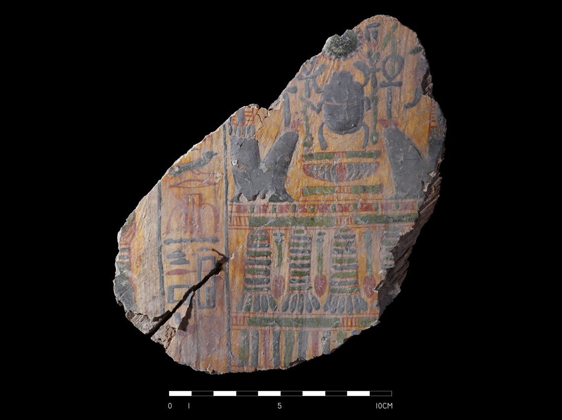 Fragmento de caixão encontrado na tumba no Egito (Foto:  M. Jawornicki)
