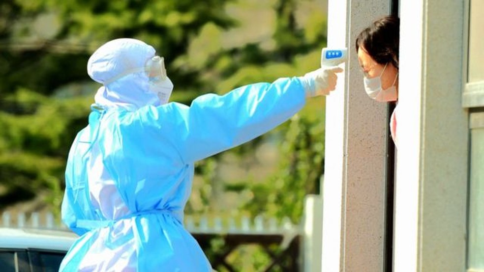 Cidade litorânea de Qingdao confirmou um pequeno número de casos no domingo — Foto: Barcroft Media via BBC