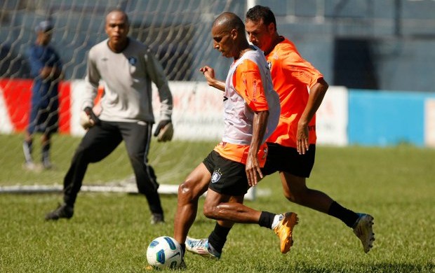 Edu Chiquita (esq.) e Fábio Oliveira (dir.) no treino do Remo (Foto: Marcelo Seabra/O Liberal)