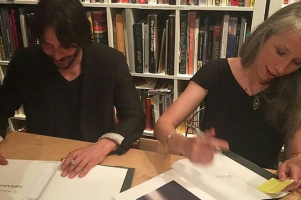 A artista plástica Alexandra Grant e o ator Keanu Reeves (Foto: Instagram)