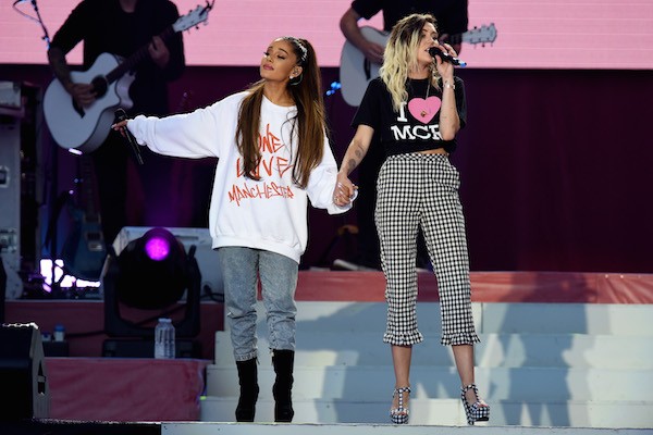 A cantora Ariana Grande com o Miley Cyrus no show realizado em homenagem às vítimas dos ataques em Manchester (Foto: Getty Images)