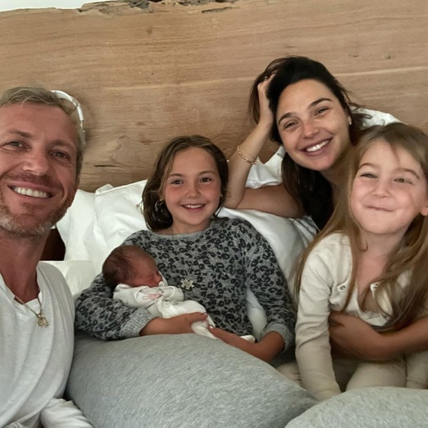 Gal Gadot com as filhas e o marido (Foto: Reprodução/Instagram)
