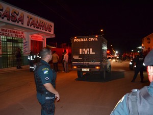 Policiais isolaram a rua onde fica a loja da vítima (Foto: Marcelo Marques/ G1 RR)