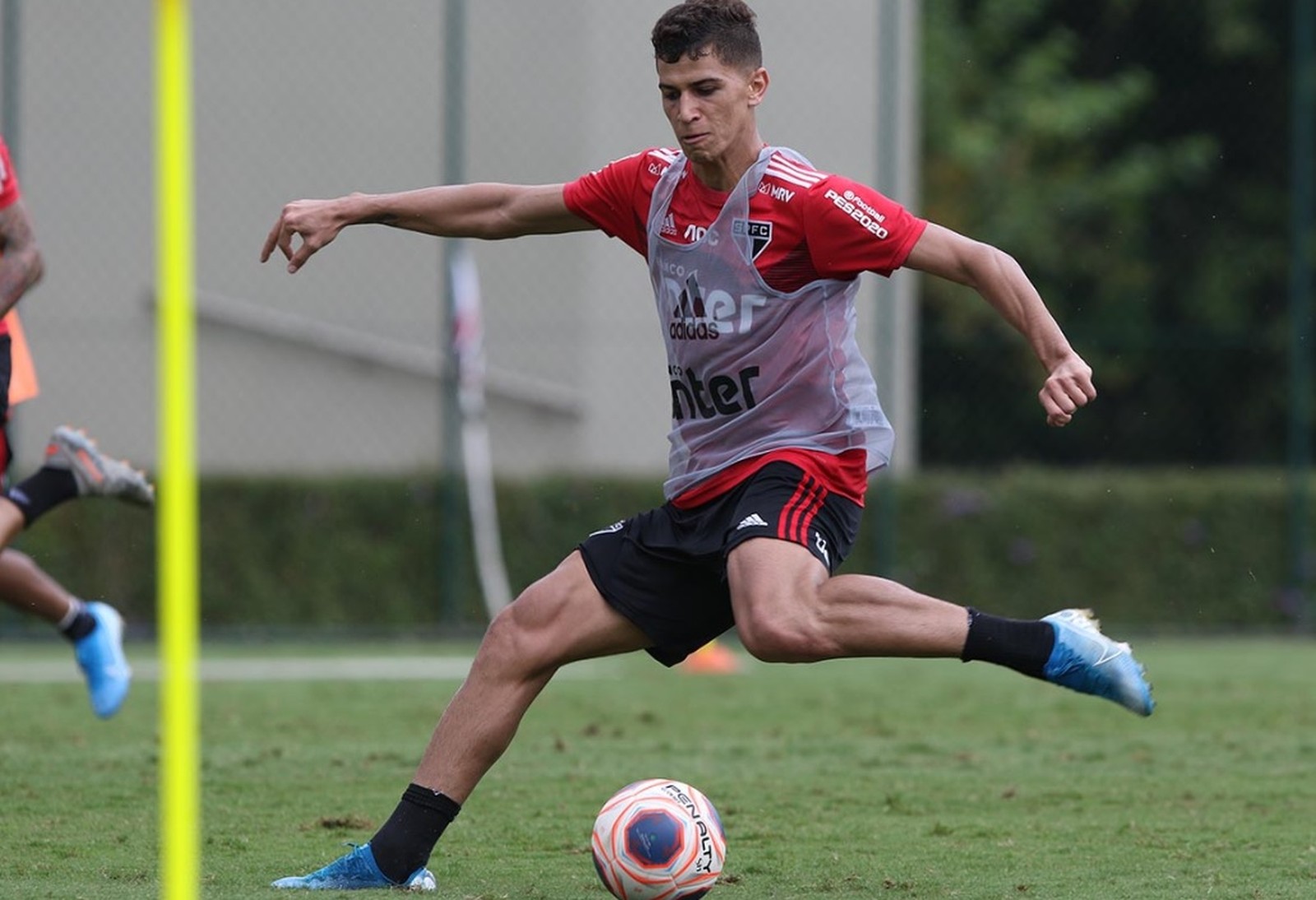 São Paulo mais efetivo, gols e boa fase sob comando de Fernando Diniz: falamos com Vitor Bueno