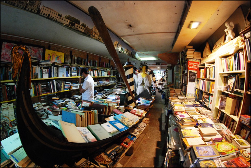 Librería Acqua Alta - Veneza, Itália (Foto: Reprodução)