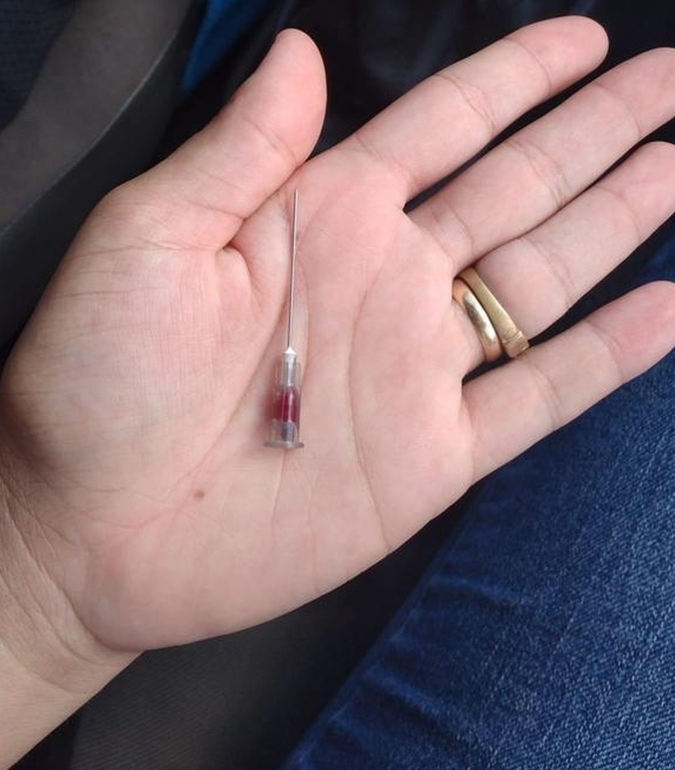 Mãe fotografou agulha que foi encontrada em filha  — Foto: Arquivo pessoal 