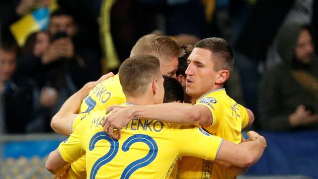 Jogadores da Ucrânia comemoram o gol de Yaremchuk contra Portugal