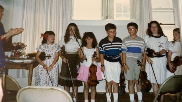 Quando criança, Hindman (terceira a partir da esq.) sonhava em se tornar uma violinista (Foto: Divulgação)