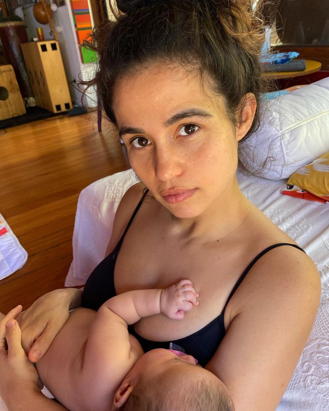 Nanda Costa com uma das gêmeas: maternidade sem filtro (Foto: Reprodução / Instagram)