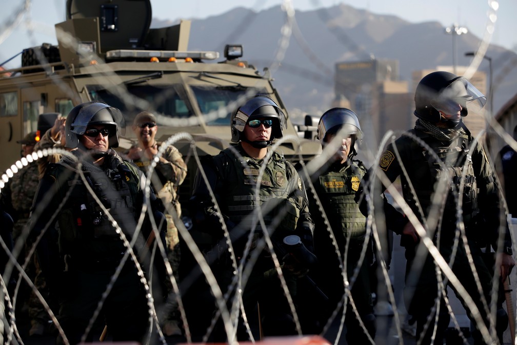 Guardas patrulham fronteira entre EUA e México na cidade de El Paso (Texas) — Foto: Jose Luis Gonzalez/Reuters