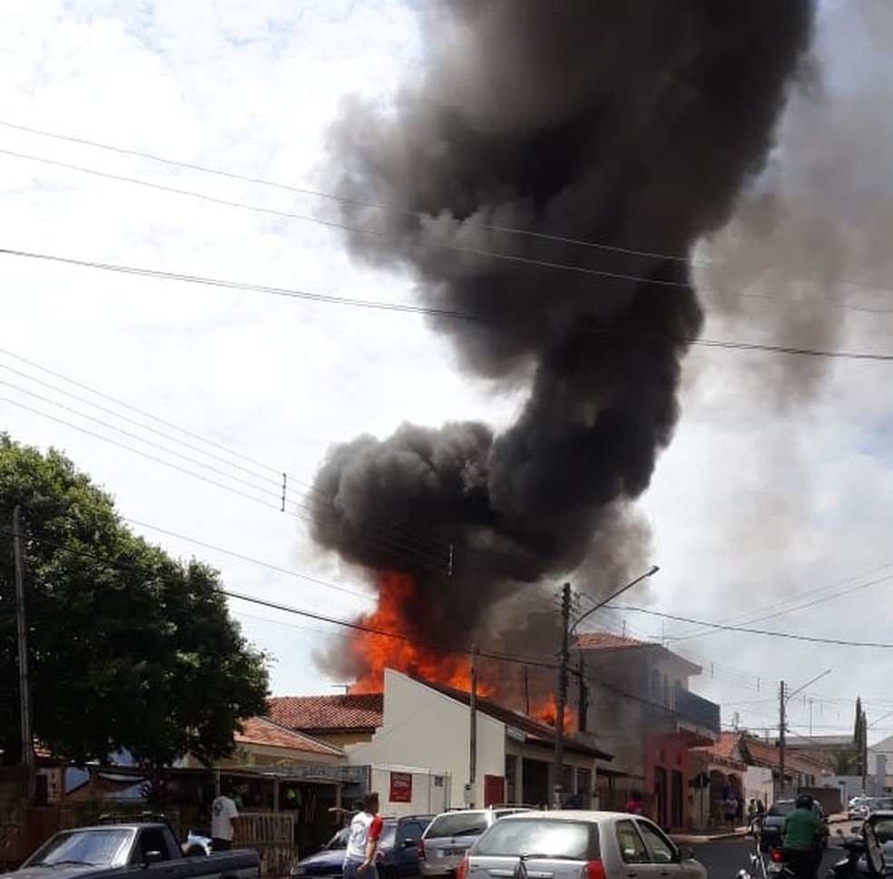 Incêndio destrói casa de madeira no centro de Bastos; ninguém se feriu — Foto: Arquivo pessoal/Valdecir Luís