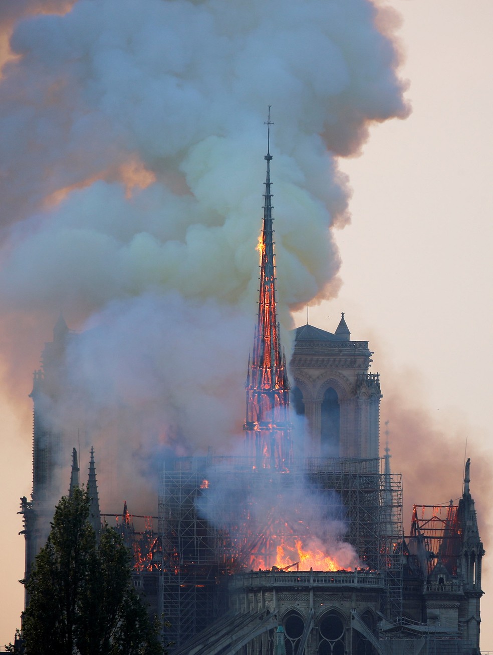 Fogo atinge Catedral de Notre-Dame, em Paris — Foto: Charles Platiau/Reuters