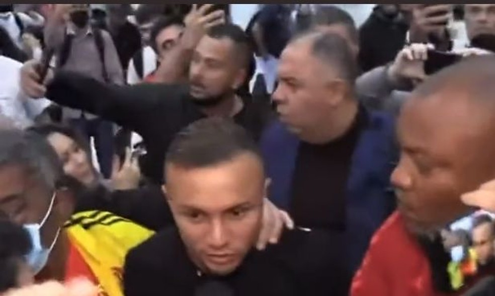 Cebolinha &eacute; cercado na chegada ao Rio de Janeiro &mdash; Foto: Reprodu&ccedil;&atilde;o