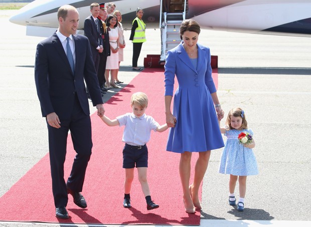 BERLIN, GERMANY - JULY 19:  Prince William, Duke of Cambridge, Catherine, Duchess of Cambridge, Prince George of Cambridge and Princess Charlotte of Cambridge arrive at Berlin Tegel Airport during an official visit to Poland and Germany on July 19, 2017 i (Foto: Getty Images)