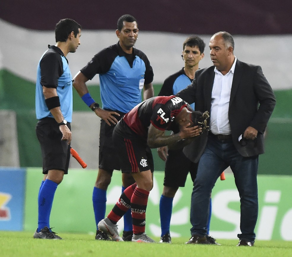 Gabigol é amparado por Marcos Braz depois do apito final — Foto: André Durão