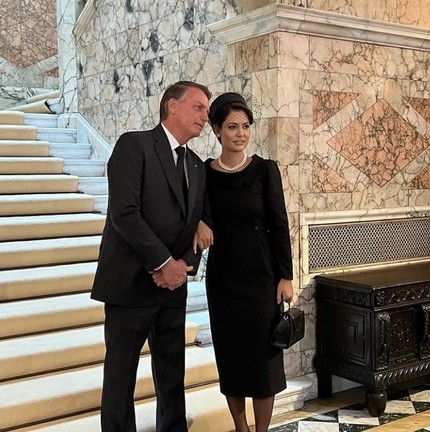 O presidente Jair Bolsonaro (PL) e a primeira-dama, Michelle Bolsonaro, durante velório da rainha Elizabeth II — Foto: Reprodução/Instagram
