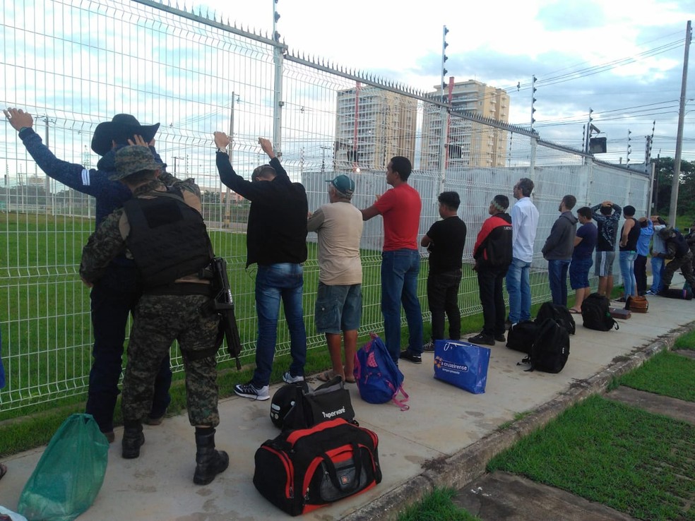 Flagrante ocorreu após abordagem a ônibus em frente à sede da PF, em Rio Branco — Foto: Divulgação/Gefron-AC