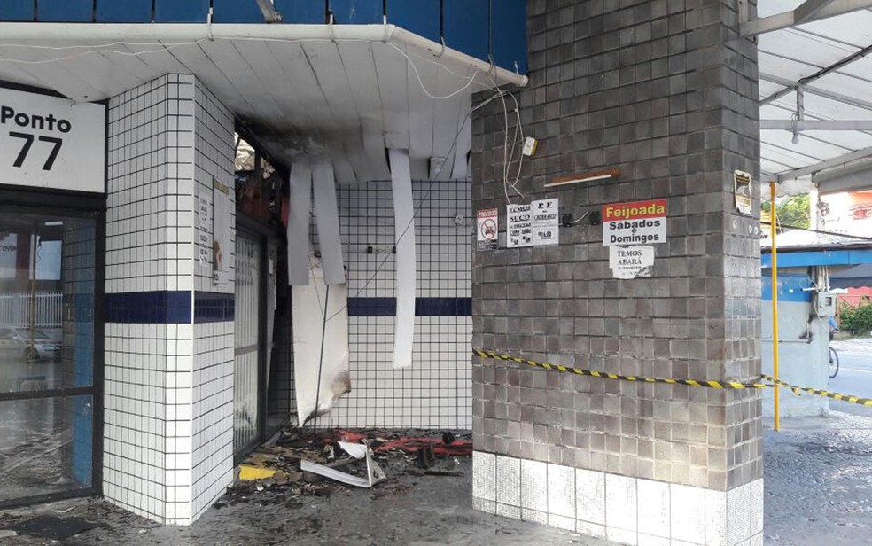 Primeiro andar do imóvel ficou destruído com incêndio (Foto: Vanderson Nascimento/ TV Bahia)