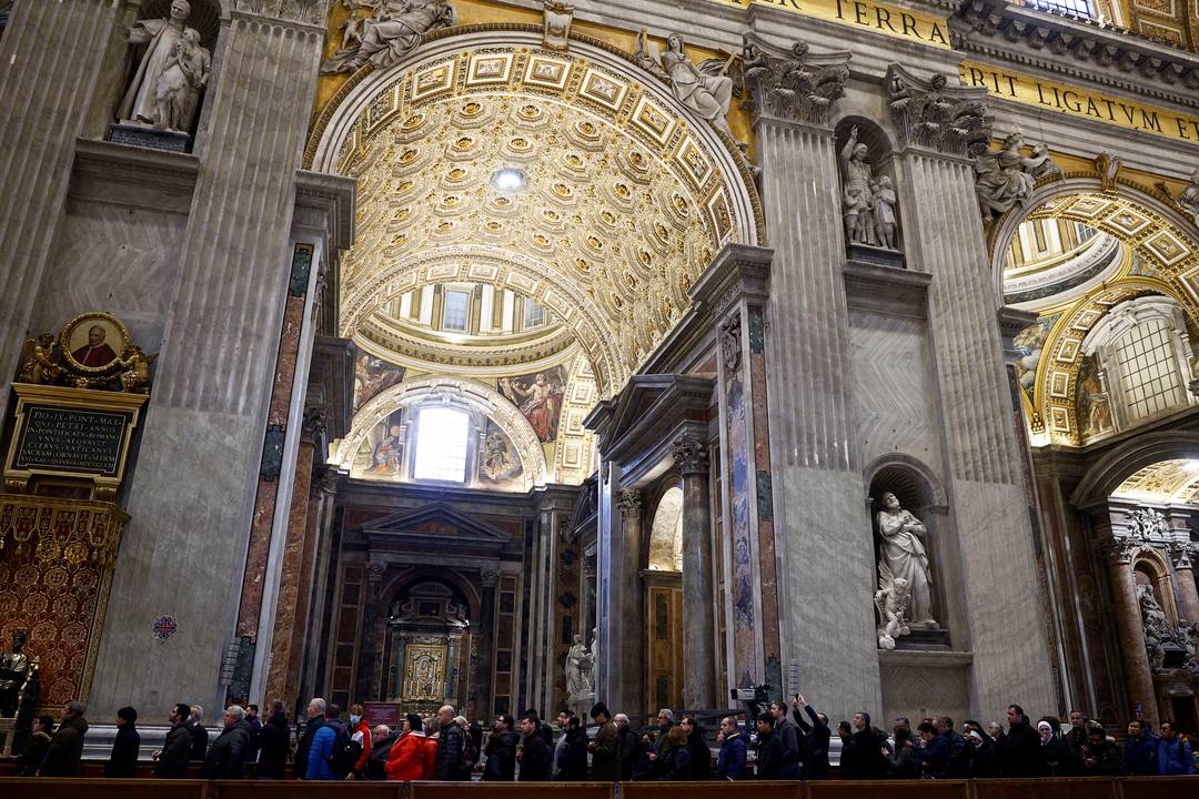 Fieis esperam na fila para prestar homenagens ao Papa Emérito Bento XVI