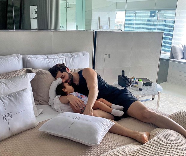 Alok abraçado com sua filha, Raika, enquanto dormem e recarregam as energias (Foto: Reprodução/Instagram)
