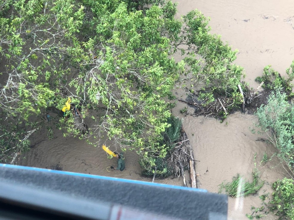 Garoto e 3 adultos ficaram presos em 'ilha' no Rio Cuiabá e foram resgatados por helicóptero — Foto: Ciopaer