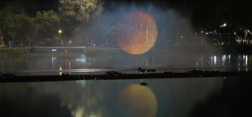 Parque Ibirapuera projeto eclipse da lua em tempo real em lago — Foto: TV Globo