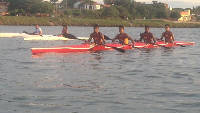 Canoístas do Tocantins treinam no lago, em Porto Nacional (Foto: Vilma Nascimento/GLOBOESPORTE.COM)