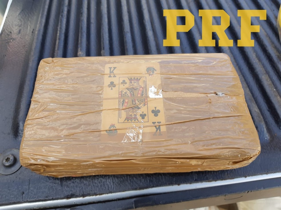 PRF apreende cocaína em embalagem com baralho da Galinha 