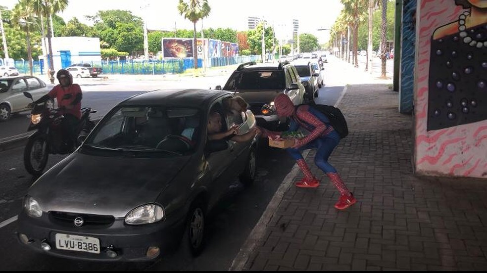 Vendedor usa fantasia de Homem-Aranha em Teresina — Foto: Layza Mourão/ g1 PI