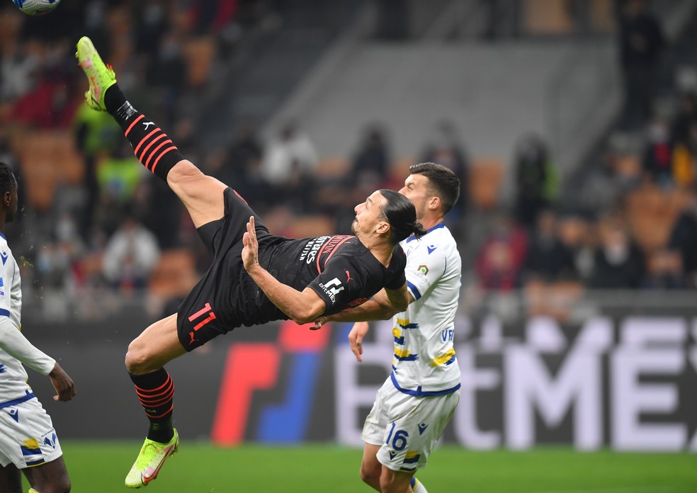 Ibrahimovic dá bicicleta em Milan x Hellas Verona — Foto:  REUTERS/Daniele Mascolo