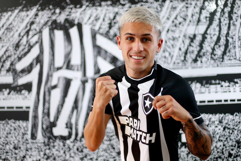 Meio-campista Diego Hernández é o novo reforço do Botafogo para a temporada