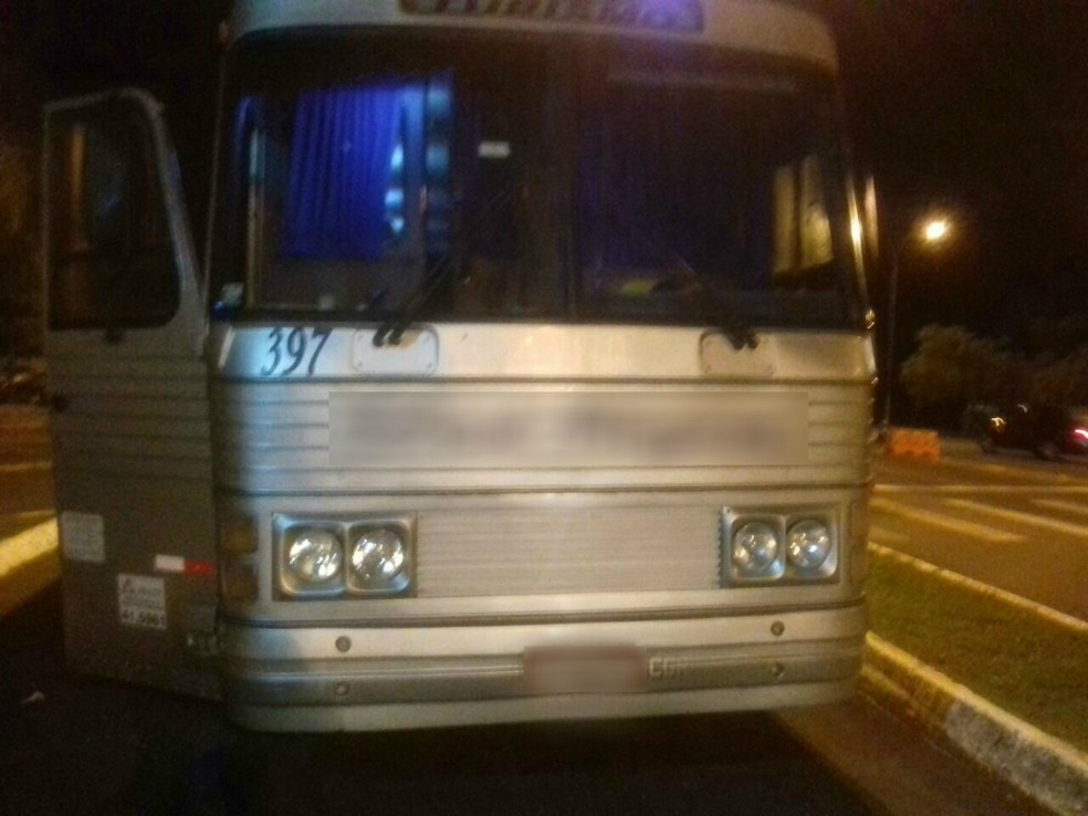 Ônibus de turismo foi assaltado em Fernandes Pinheiro, na noite de sexta-feira (28) (Foto: Divulgação/Polícia Rodoviária Federal)