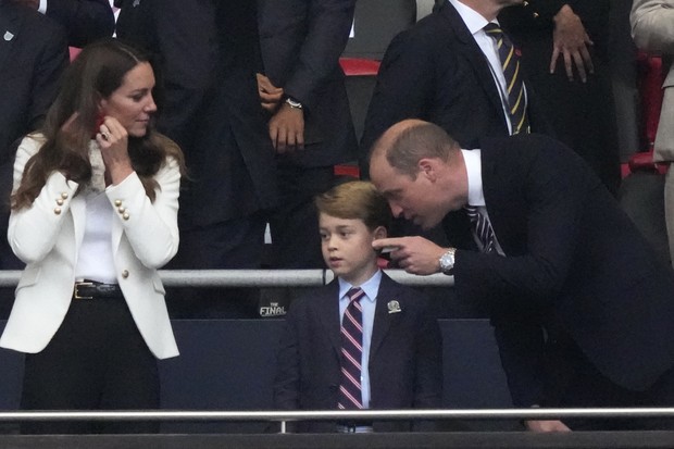 Kate Middleton, William e George assistem à final da Eurocopa (Foto: Getty Images)