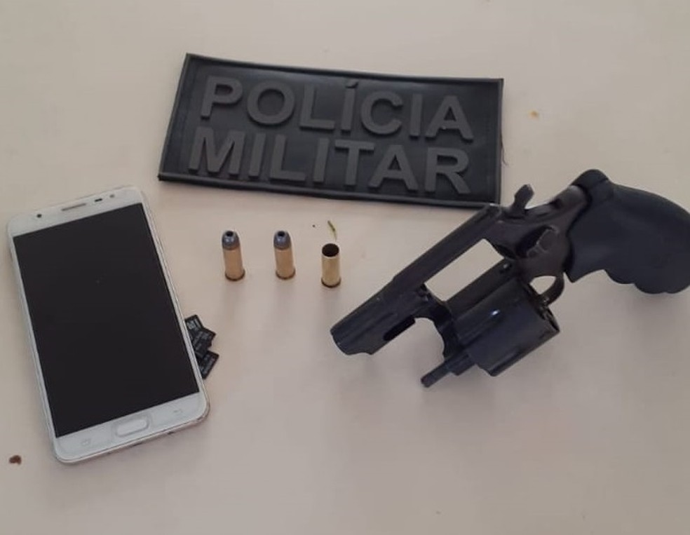 Adolescente foi apreendido com armas, drogas e munição — Foto: Divulgação/SSPDS