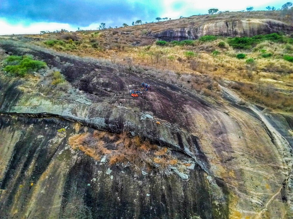 Equipe na Pedra da Rocinha, onde animal caiu em uma fenda — Foto: Corpo de Bombeiros / Divulgação