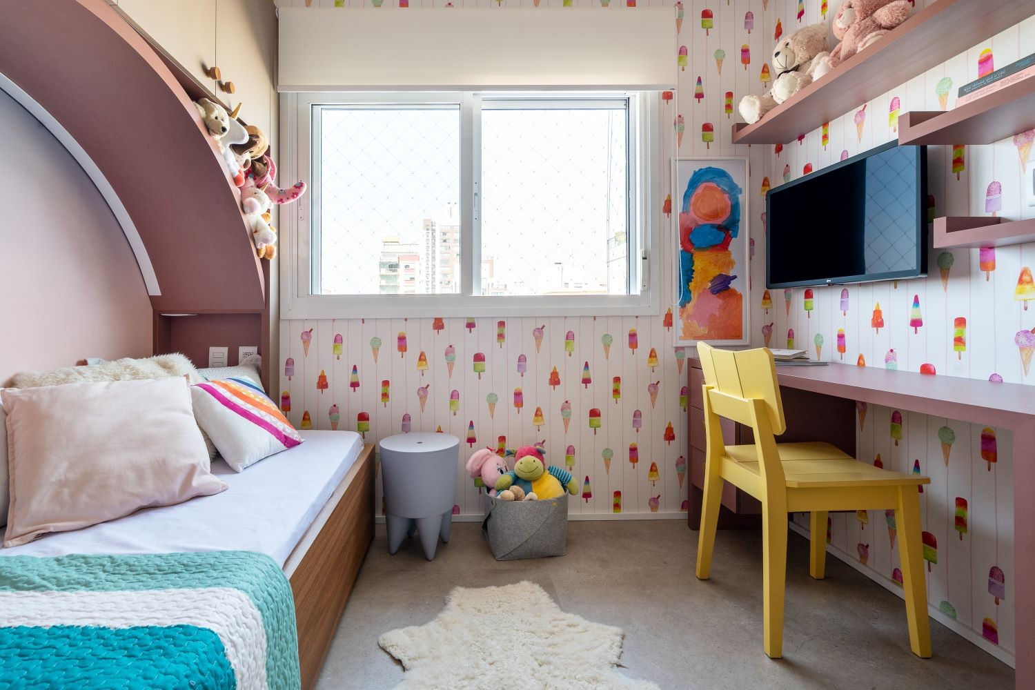 QUARTO | No quarto da filha, a presença de cores torna o ambiente mais lúdico e interativo (Foto: Divulgação / Oscar Bittencourt)