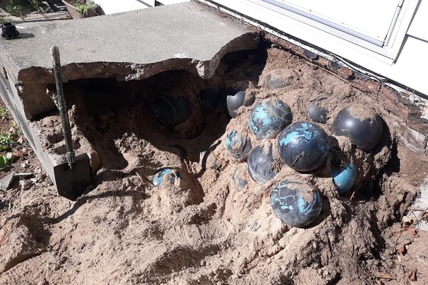 Homem encontra mais de 150 bolas de boliche enterradas em casa (Foto: Reprodução/Facebook David Olson)