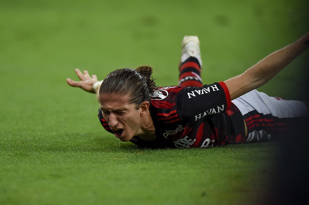 Jovem lateral do Flamengo surpreende e se torna titular absoluto