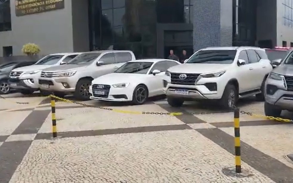Carros apreendidos em operação contra tráfico de drogas em Goiás — Foto: PF/Divulgação